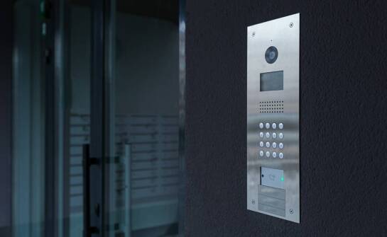 Jak zintegrować nowoczesne skrzynki na listy z domofonem w istniejących budynkach?