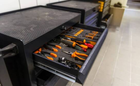 Wpływ wiszących regałów warsztatowych na bezpieczeństwo przechowywania