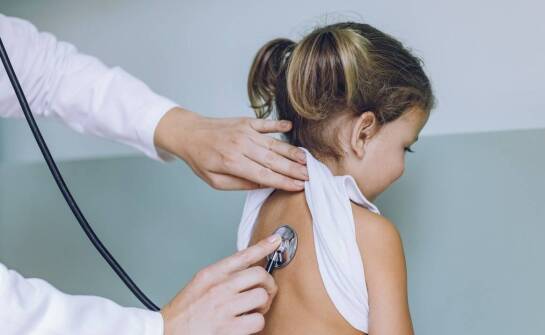 Znaczenie regularnych kontroli u pulmonologa dla zdrowia płuc u dziecka