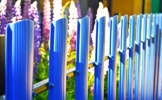 Wpływ kolorystyki ogrodzeń na wygląd posesji