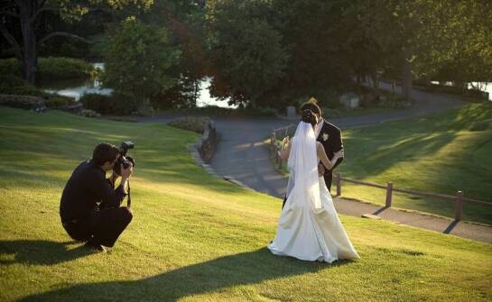 Naturalny styl fotografii - dlaczego jest tak ceniony wśród młodych par?