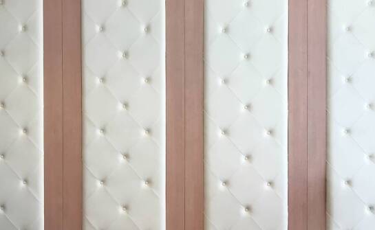 Wybór paneli ściennych materiałowych do salonu – na co zwrócić uwagę?