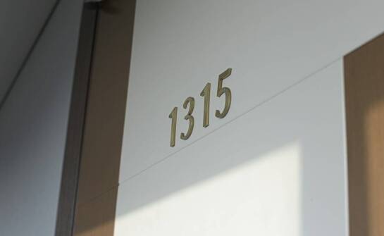 Jak czytelnie oznaczyć numer posesji lub mieszkania?