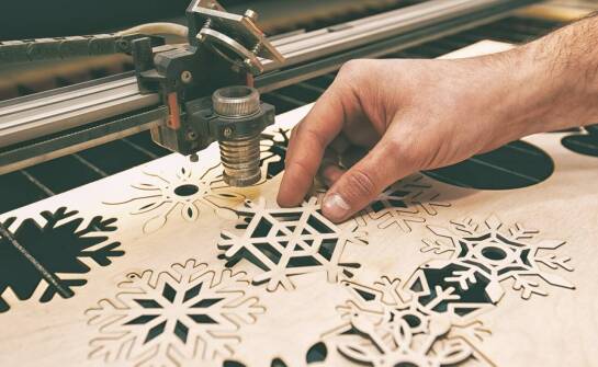 Jak trwale spersonalizować drewniane gadżety reklamowe?