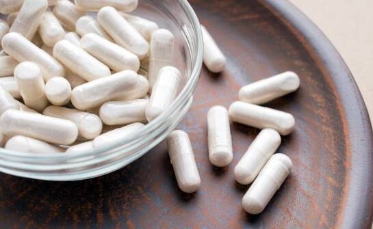 Jak granulacja poprawia tabletkowanie trudnych surowców?