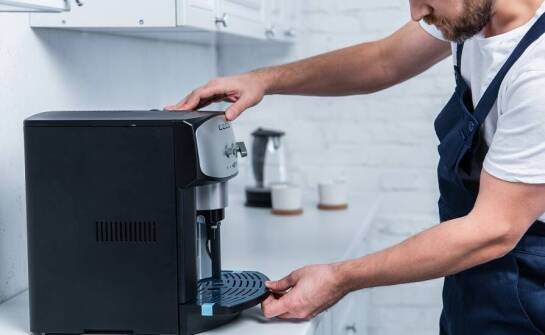 Jak korzystanie z lokalnego serwisu wpływa na wydajność ekspresu do kawy?