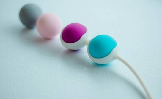 Jakie są różnice między podstawowymi a zaawansowanymi modelami motylków do łechtaczki?