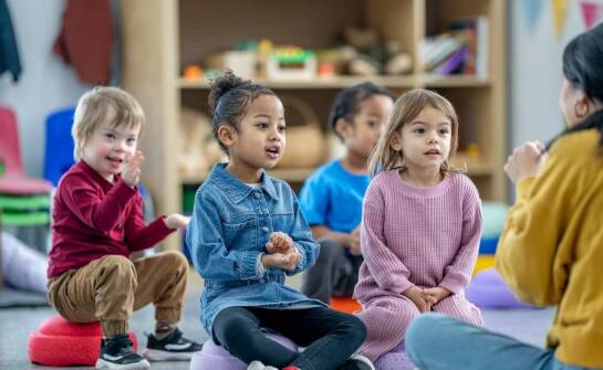 Jak różnorodne aktywności w klubie dziecięcym wspierają rozwój emocjonalny?