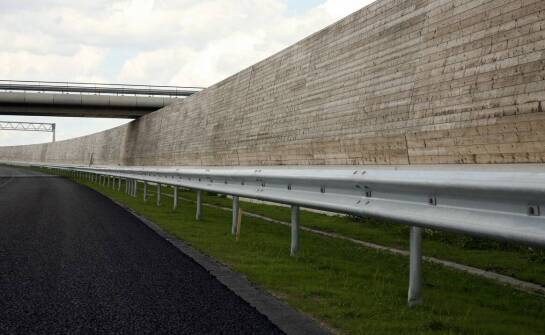 Jak odpowiednie projektowanie wpływa na funkcjonalność drogowych stalowych barier?