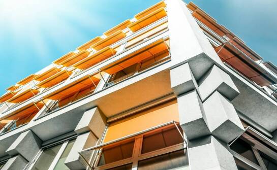 Zalety montażu fasadowych markiz w budynkach komercyjnych