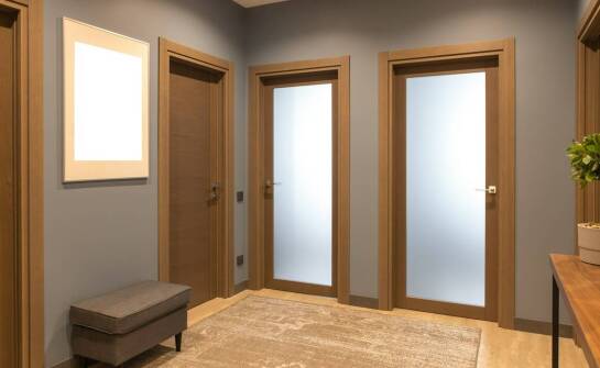 Zalety inwestycji w drzwi do nowoczesnych mieszkań na wymiar