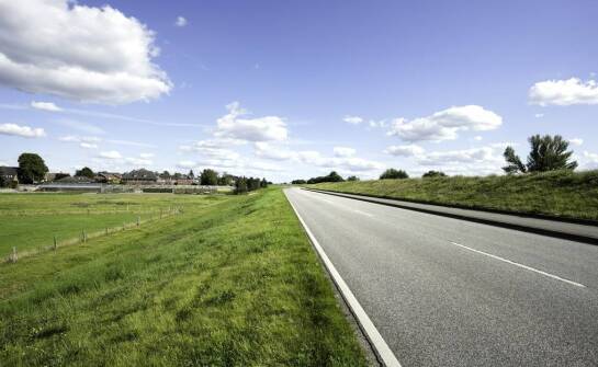 Jakie są kluczowe elementy drogowych projektów, które wpływają na ich trwałość?