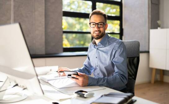 Jakie są kluczowe elementy obsługi umów zleceń i umów o dzieło przez biuro rachunkowe?
