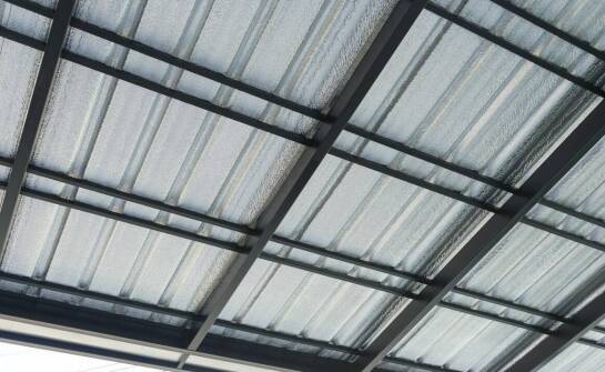 Jak najtańsza trapezowa blacha wpływa na izolację cieplną budynku?