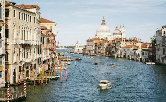 Rejs barką jako alternatywa dla tradycyjnego zwiedzania w mieście