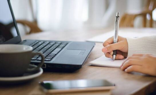 Jakie są kluczowe zagadnienia przy tworzeniu umów franczyzowych z pomocą prawnika?