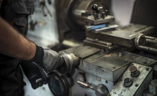 Jakie są najważniejsze czynniki wpływające na jakość usług walcowania gwintów?