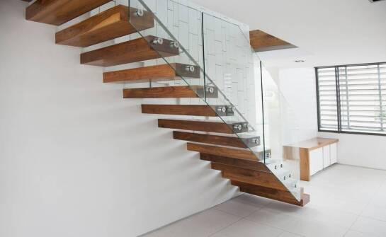 Drewniane balustrady – jakie rozwiązania oferują współczesne technologie?