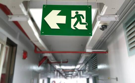 Wpływ profesjonalnego przeciwpożarowego oznakowania na bezpieczeństwo budynków