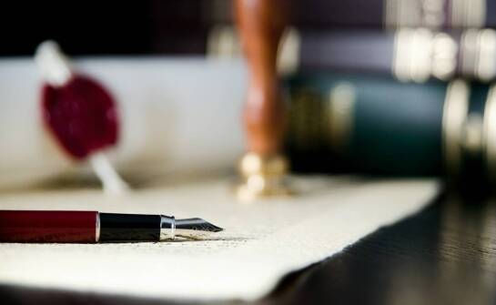 Notariusz a testament – jakie kluczowe kwestie są do uwzględnienia?