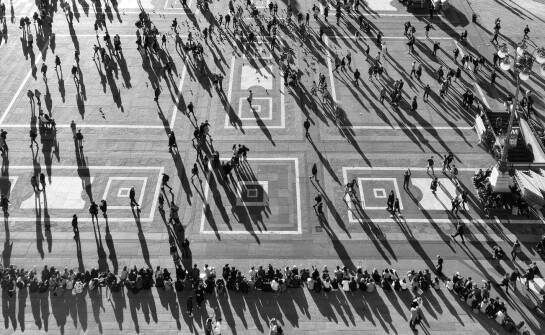 Ozdobne posadzki w przestrzeniach publicznych – trwałość i bezpieczeństwo