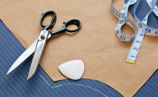 Jak cena wpływa na dostępność luksusowych materiałów do szycia garniturów?