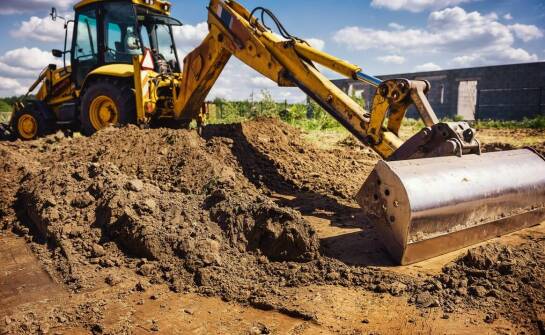 Wynajem łańcuchowej koparki – jak może przyspieszyć prace ziemne?