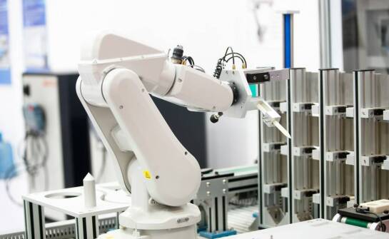 Jak przemysłowe manipulatory wpływają na zmniejszenie kosztów logistycznych?