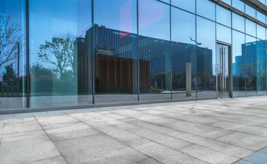 Zalety stalowych drzwi kwasoodpornych w branży budowlanej