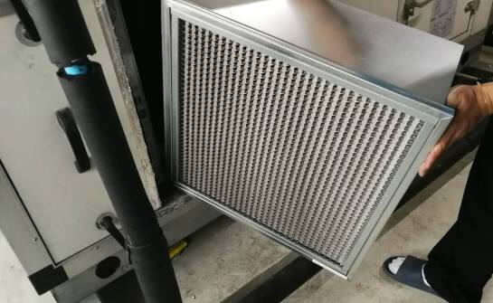 Jakie są zalety stosowania węglowych filtrów w miejscach publicznych?