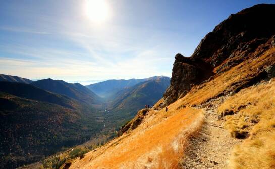 Jak Mariusz Bąk, przewodnik, wzbogaca doświadczenia turystyczne w Karpaczu?