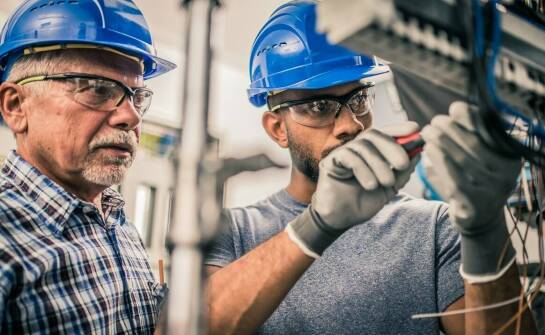 Jakie są zalety współpracy z ekipą montażową posiadającą doświadczenie w pracy z magazynami energii?