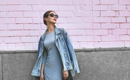 Jak stworzyć minimalistyczny look z jednokolorową sukienką midi?