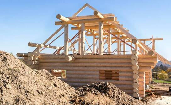 Jak fundamenty wpływają na termiczną izolację domu z bali?