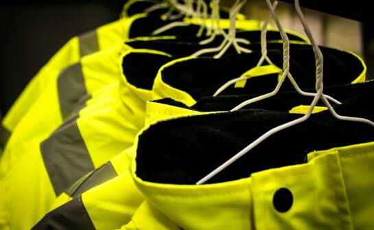 Wpływ warunków atmosferycznych na wybór odpowiedniej roboczej odzieży