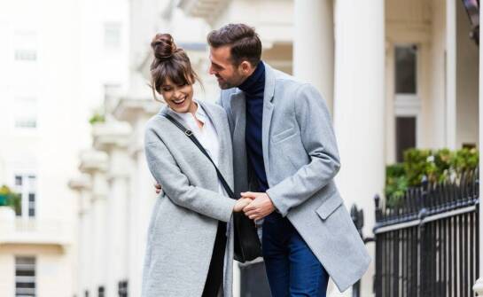 Jak stylizować szary oversize damski płaszcz na różne okazje?