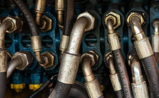 Jakie są różnice między elastycznymi a sztywnymi wężykami do kompresorów?