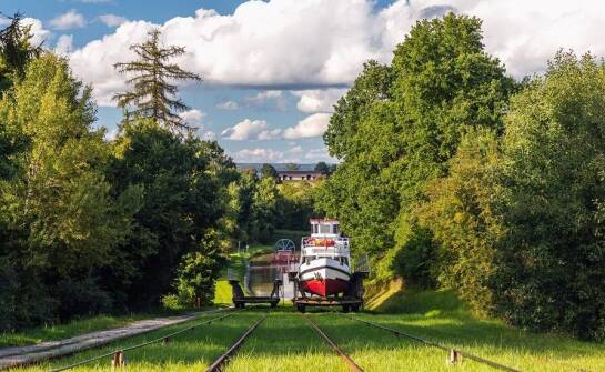Rejsy po kanale ostródzko-elbląskim – idealna opcja na firmowe eventy