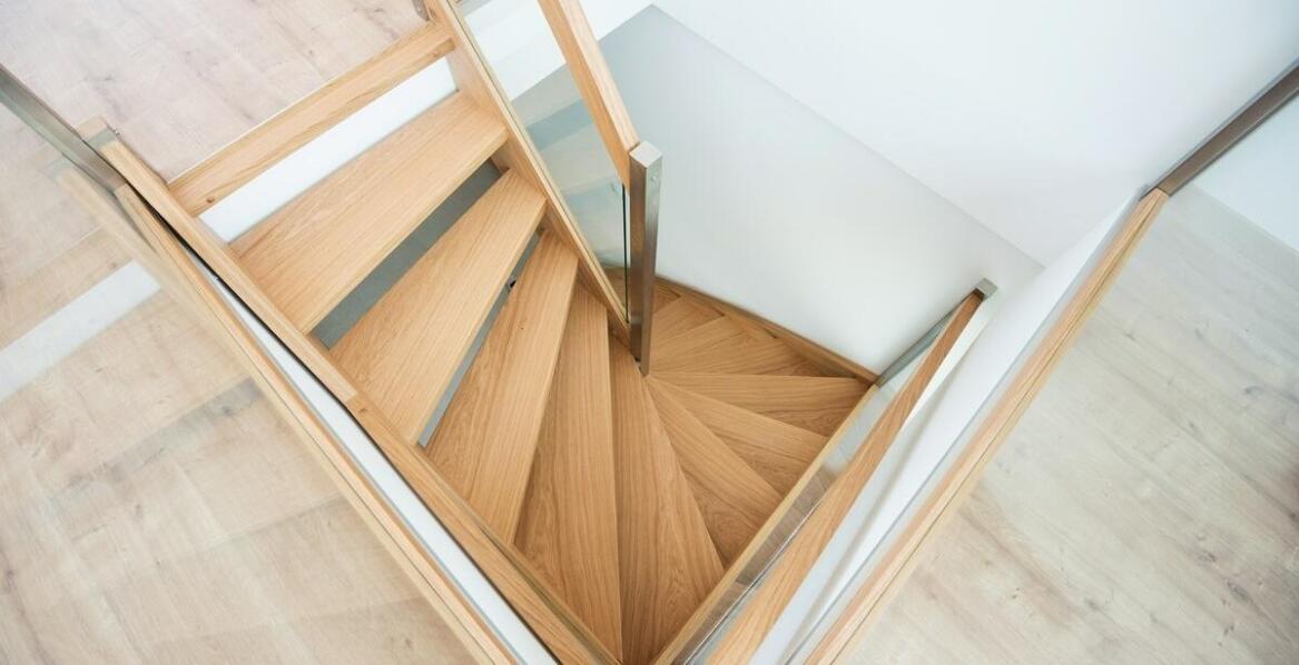 Estetyka i funkcjonalność zakręcanych drewnianych schodów w małych pomieszczeniach