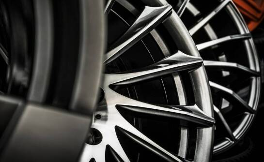 Jakie są główne wyzwania przy renowacji aluminiowych felg?