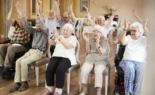 Jak zajęcia dla starszych ludzi mogą wspierać budowanie społeczności?