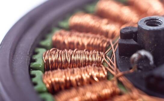 Jakie parametry indukcyjności spełniają wymagania do filtracji?