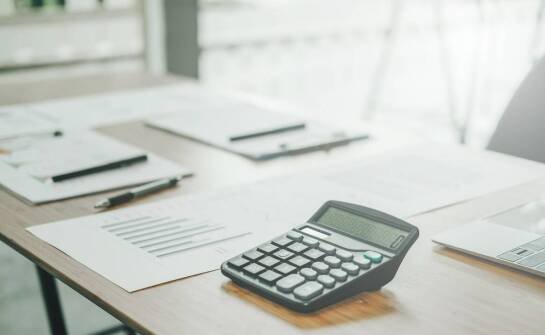 Jak cena tłumaczenia dokumentów wpływa na wybór biura do tłumaczeń?