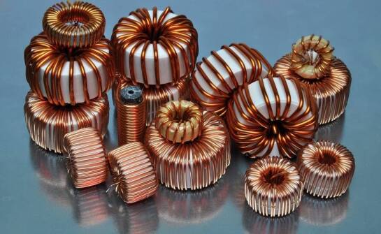 Jak rdzeń wpływa na właściwości do magazynowania energii?