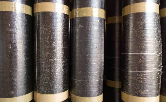 Kluczowe cechy środka do impregnacji dachowej więźby: czym się kierować przy wyborze?