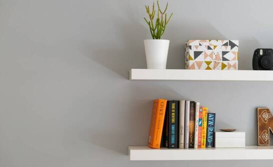 Uchwyt do półki jako element innowacyjnych rozwiązań w meblarstwie.
