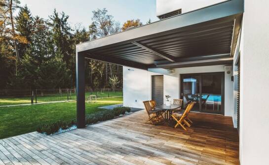 Automatyczne tarasowe markizy – jakie są najnowsze technologiczne trendy?