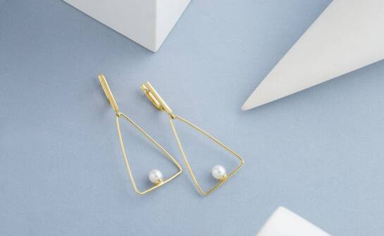 Wiszące kolczyki koła – jak łączyć je z innymi elementami biżuterii?