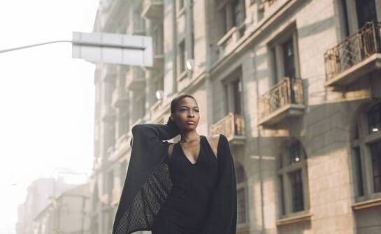 Szmaragdowy damski garnitur jako kluczowy element garderoby nowoczesnej kobiety