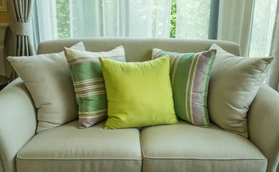 Jak ozdobne poszewki na poduszki 45x45 wpływają na atmosferę we wnętrzu?